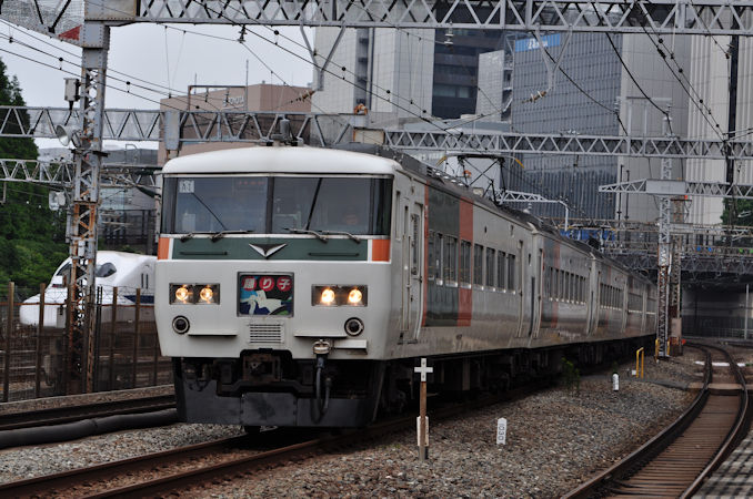 国鉄　JR185系　特急踊り子　草津 特急「草津」185系電車 14両編成で通過(堂々たる長編成) Limited